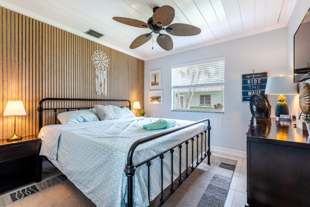 Beautiful bedroom in 1 bd Condo in Delray beach FL