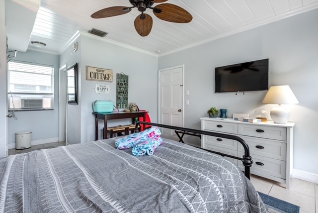 Queen size bed in charming beach style studio Delray Beach Florida
