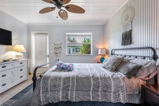 Queen size bed in charming beach style studio Delray Beach